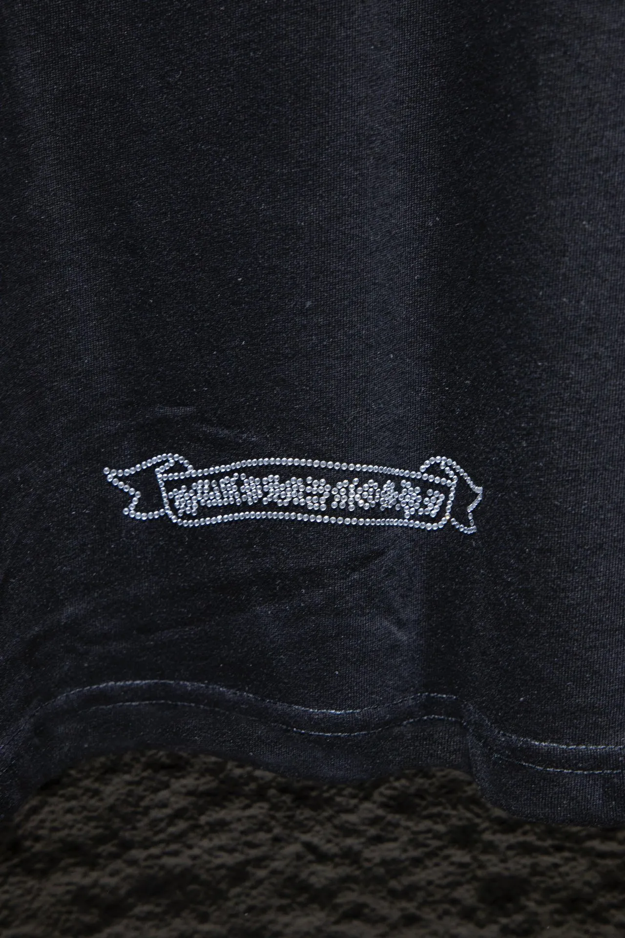 P170 Chrome hearts FW This year's popular Chrome heart style is so 🉑️. The imported leather label on the front chest is made of ZP material. 1:1 restoration makes it easy to touch. It has a large resistance and is very smooth to the touch, which is different from the market. The letters are machine embroidered with leather material after adjusting according to the original details. The thickness is moderate. The hardware is imported hardware accessories. Front #embroidery. Imported Tajima high-density heavy embroidery process. The font is three-dimensional and full. The back panel is specially imported and imported hot diamond. The hardware is added with handmade craftsmanship. The cost is extremely high. It uses 32-count double yarn and 260-gram weight fabric. It is super comfortable. It is very comfortable and soft to wear in spring and summer. You will not feel stuffy. It is very comfortable to wear and absorbs sweat, so it is more suitable to wear. It can be used as a base in spring and can be worn casually on the street. The color is eye-catching 👍 The simple version is full of fashion and very comfortable to wear. It is well-designed and refuses to be monotonous and vulgar. It does not make ordinary styles. Modern elements and design sense come to the face, giving the piece of clothing a unique fashion color~ Color: White Black Size Chart: S M L XL
